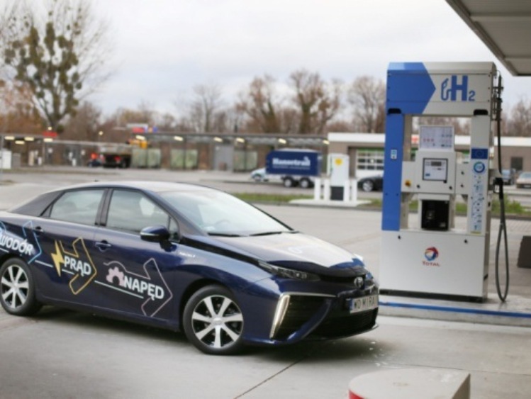 Nowa Toyota Mirai będzie korzystała z większej liczby stacji